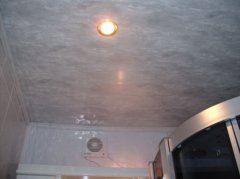 потолок в ванной из пластиковых панелей